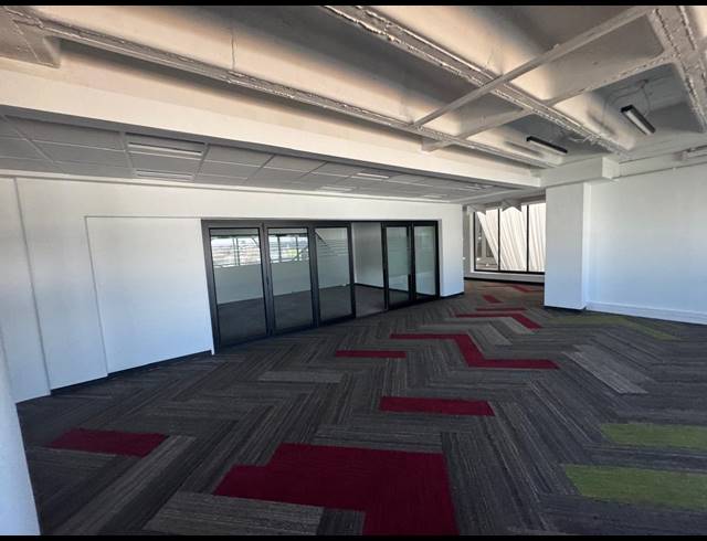 753M² SHOWROOM TO LET IN KRAMERVILLE